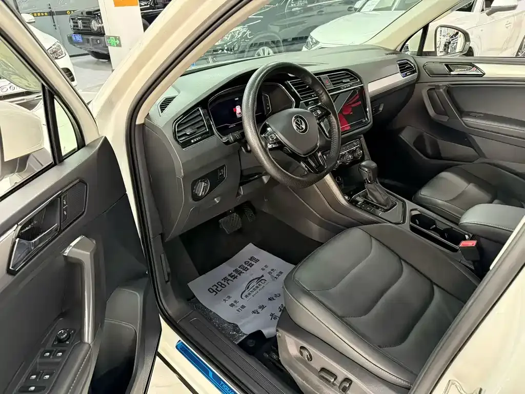 Volkswagen Tiguan L — фото 7