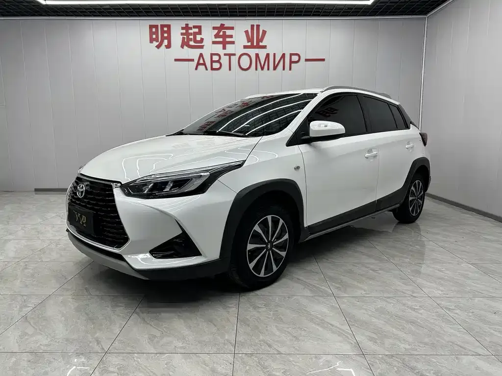 Toyota Yaris L — фото 1