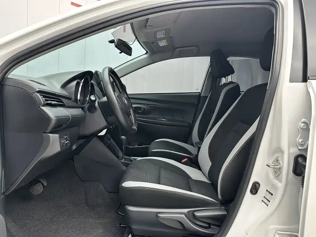 Toyota Yaris L — фото 4