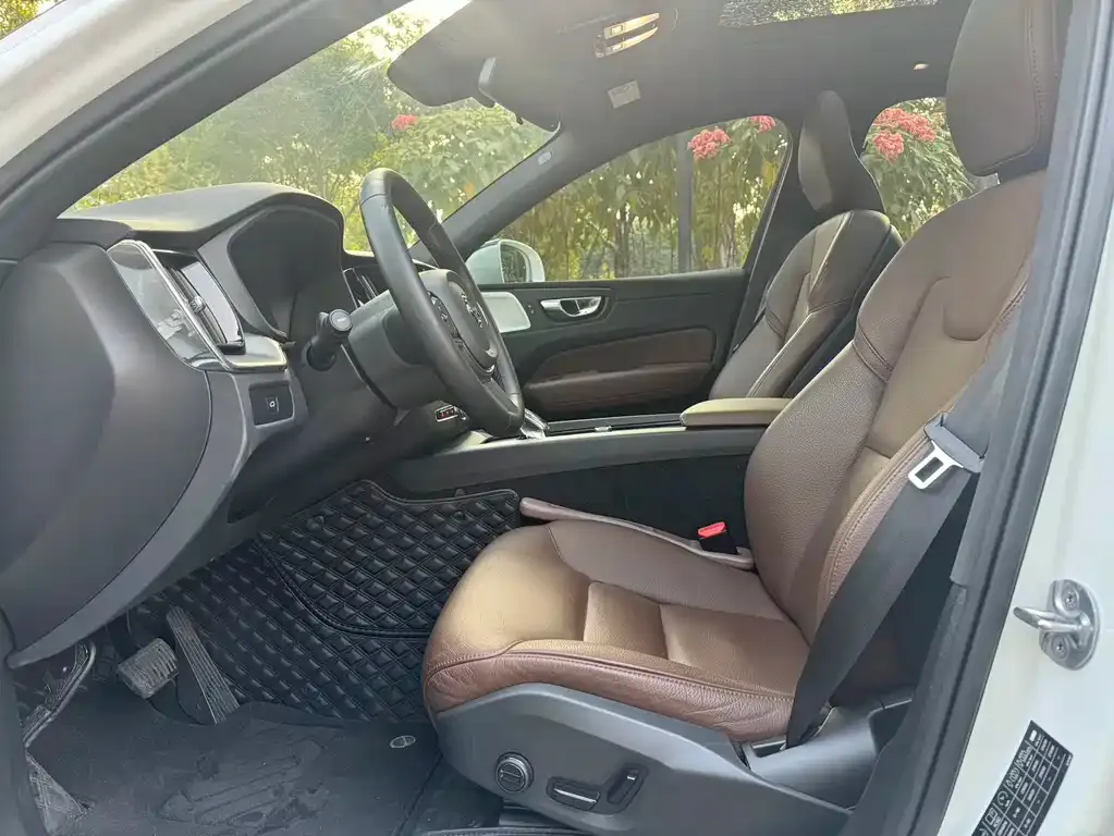 Volvo XC60 — фото 10