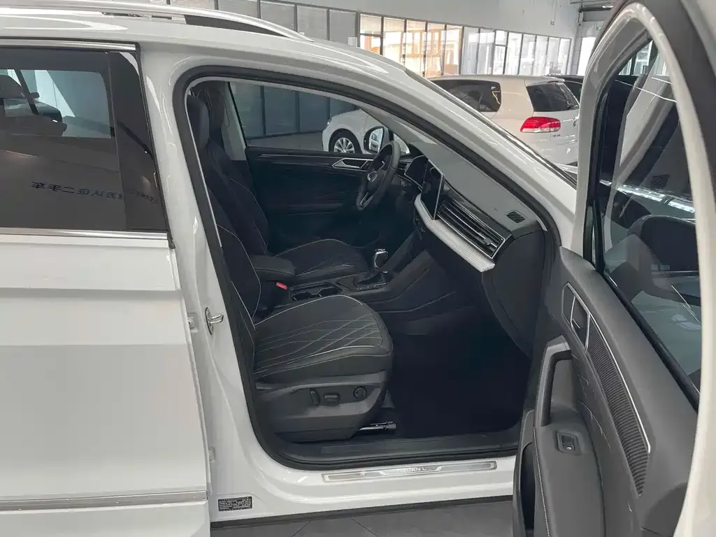 Volkswagen Tiguan L 2024 из CN, фото 8