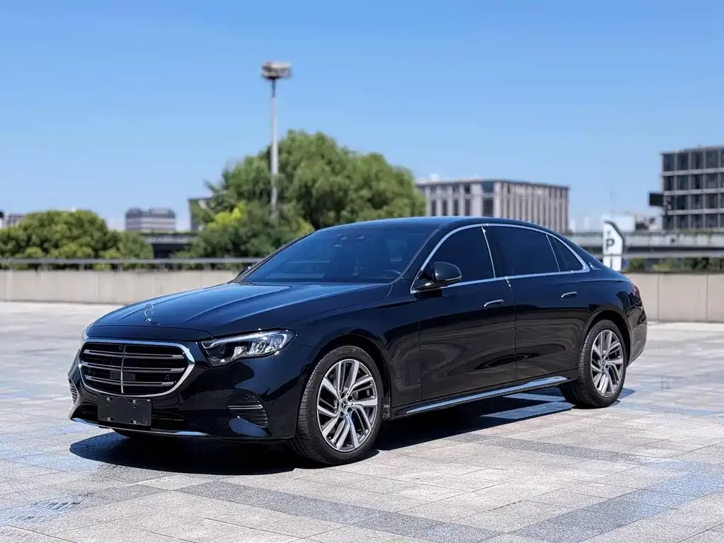 Mercedes-Benz E-Class — фото 1