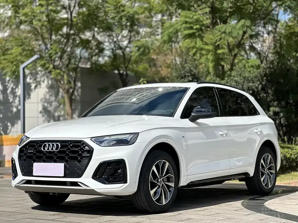 Audi Q5L — фото 1
