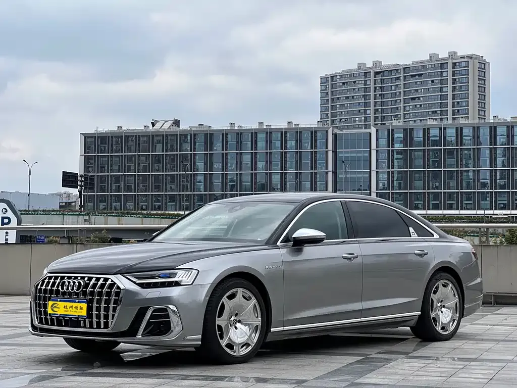 Audi A8 — фото 1
