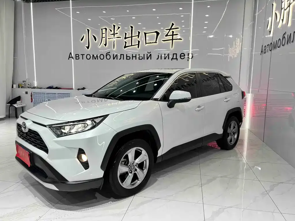 Toyota RAV4 — фото 1