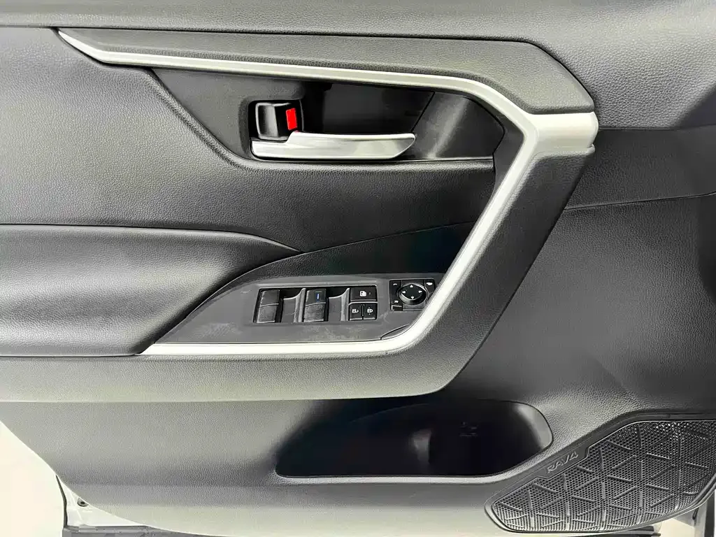 Toyota RAV4 — фото 7