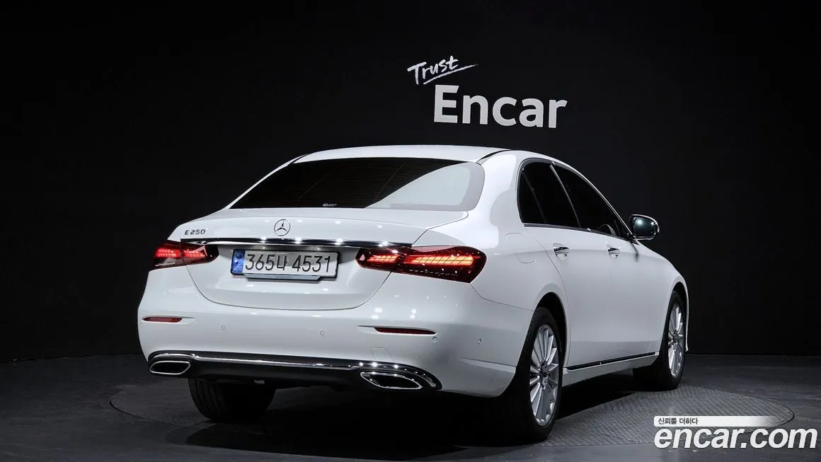 Mercedes-Benz E-Class — фото 2