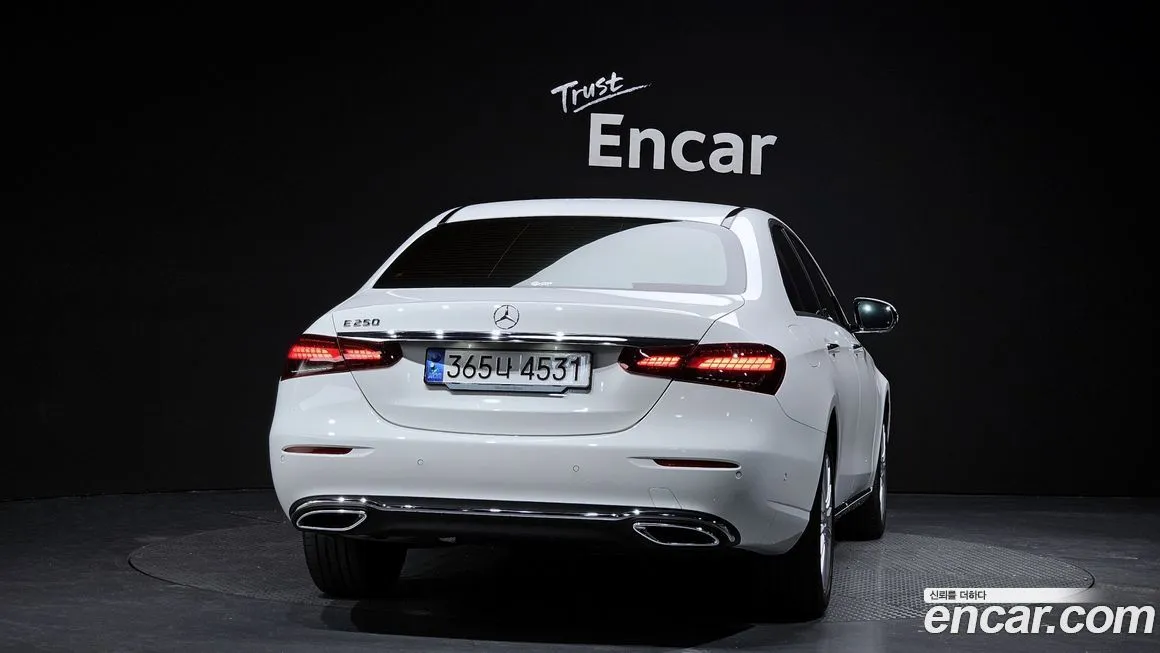 Mercedes-Benz E-Class — фото 4