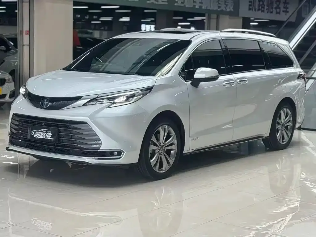 Toyota Sienna 2023 из CN, фото 1