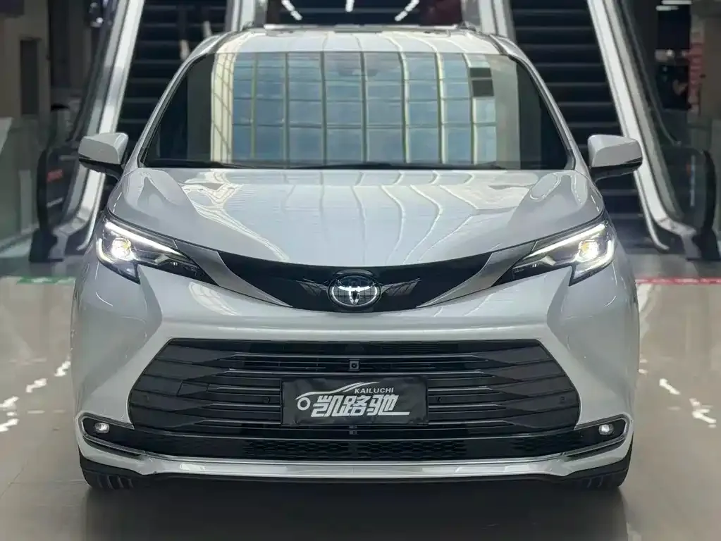 Toyota Sienna 2023 из CN, фото 2