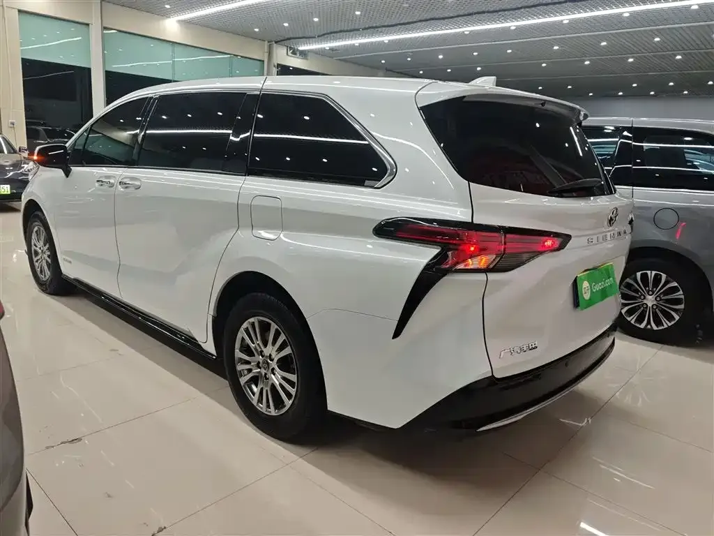 Toyota Sienna — фото 5