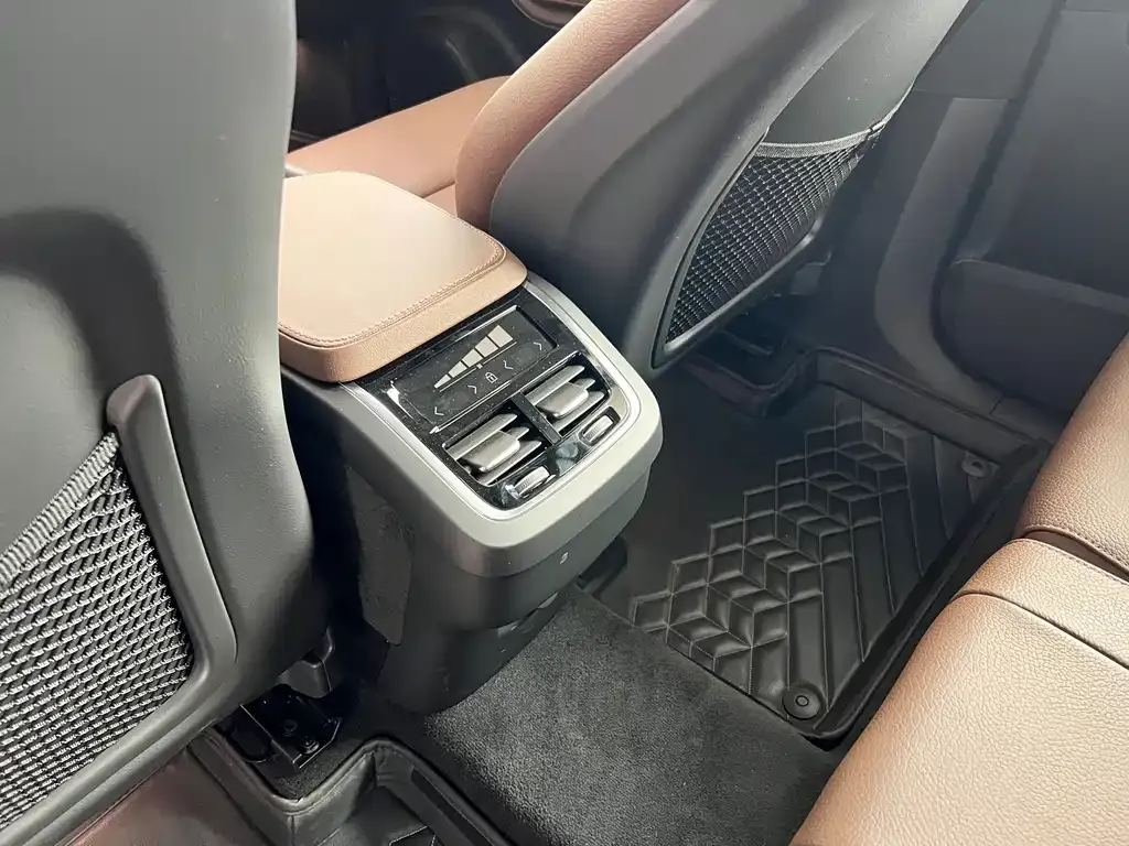 Volvo XC90 2025 из CN, фото 7