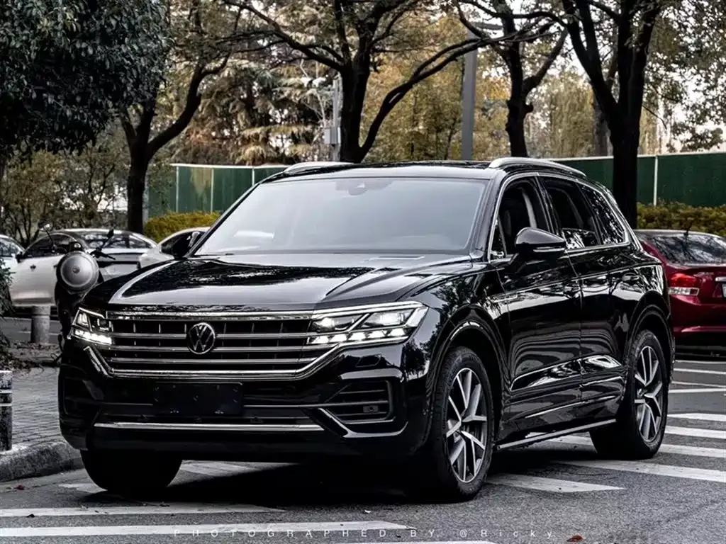 Volkswagen Touareg — фото 1