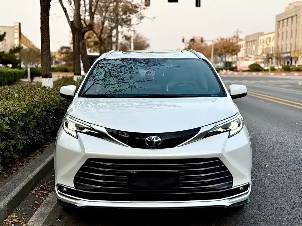Toyota Sienna — фото 2