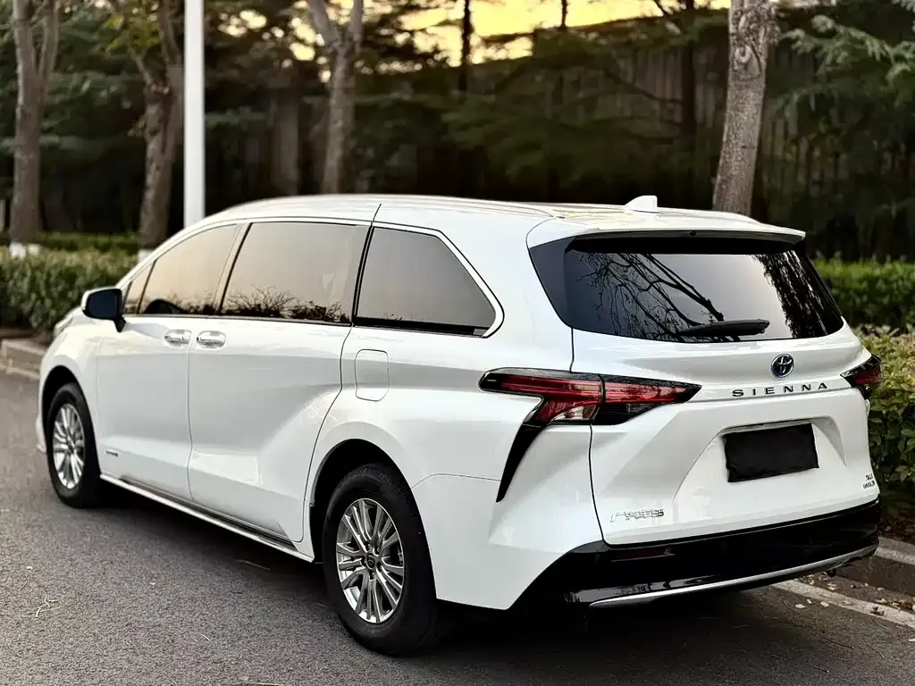 Toyota Sienna — фото 3