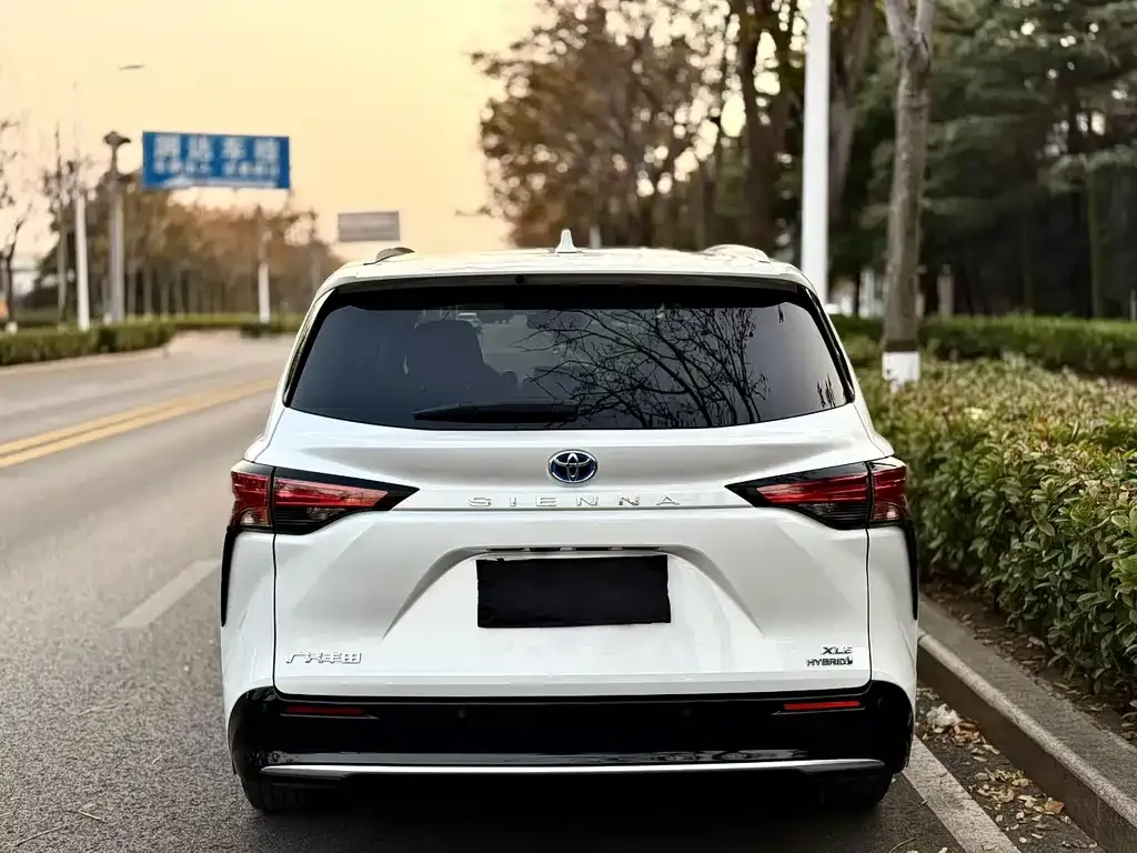 Toyota Sienna — фото 4