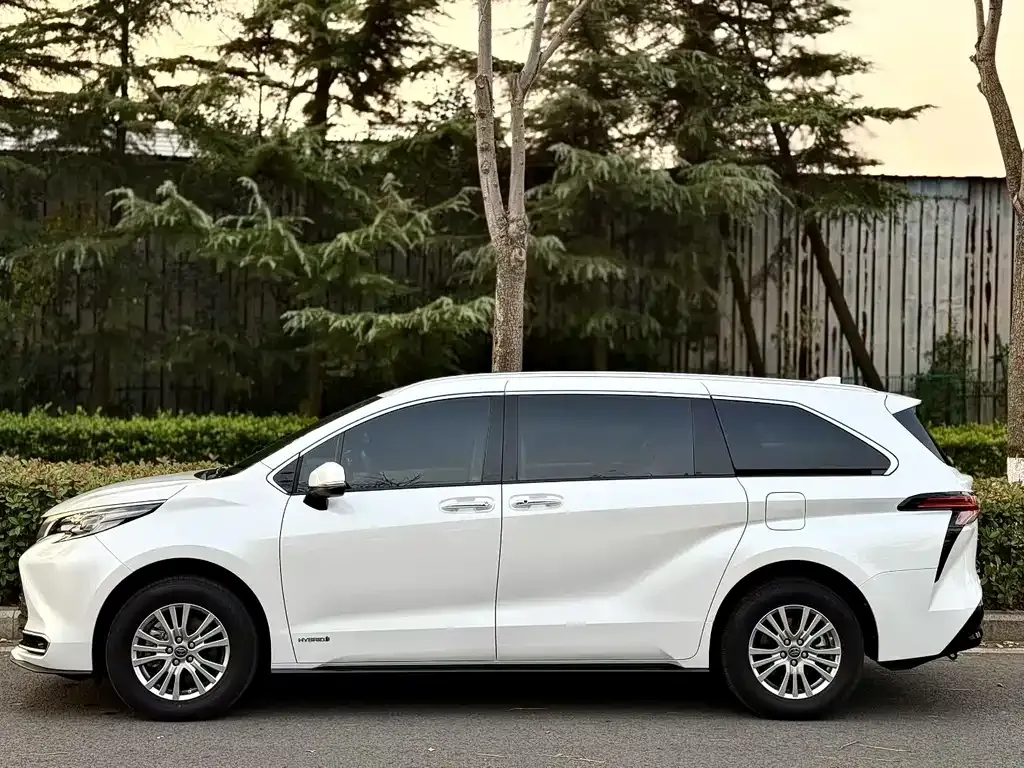 Toyota Sienna — фото 6