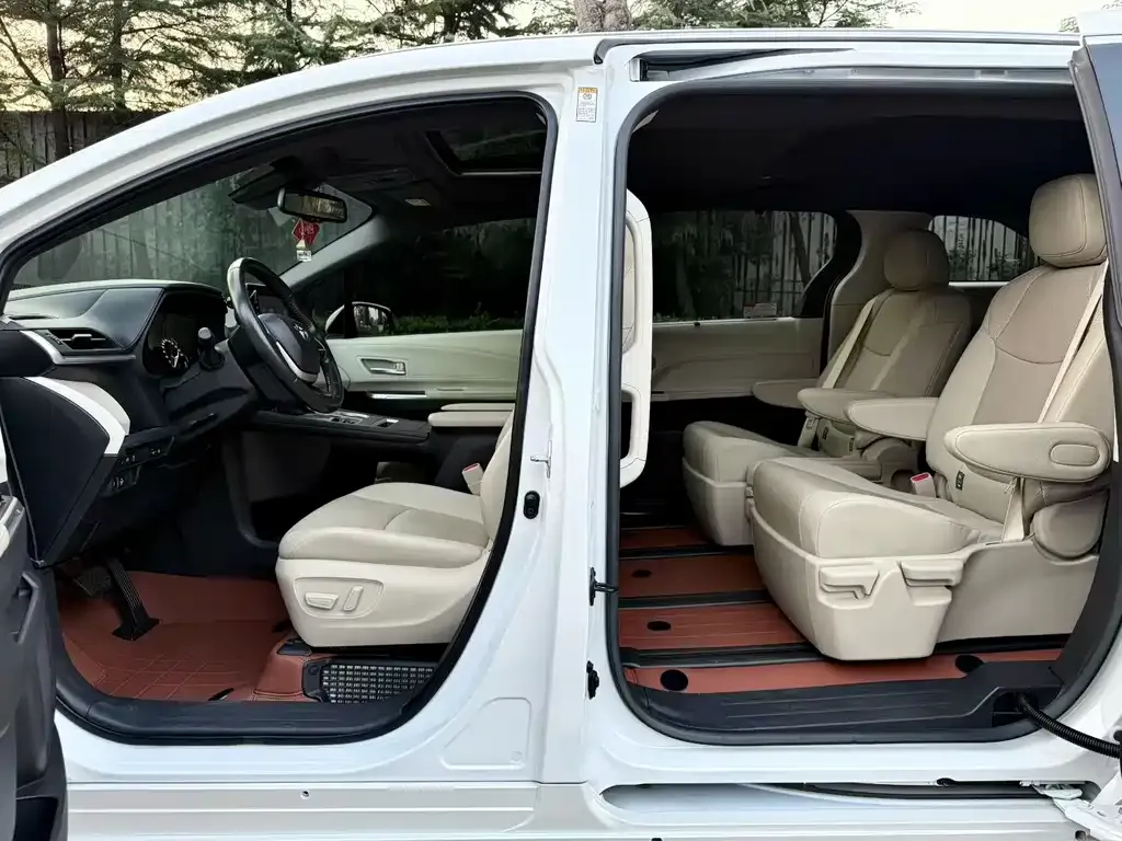 Toyota Sienna — фото 7