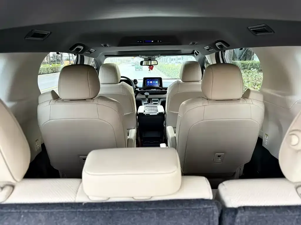 Toyota Sienna — фото 9