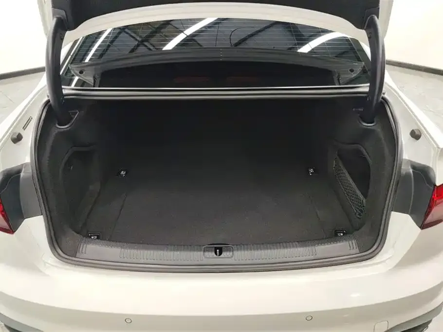 Audi A4L 2023 из CN, фото 4