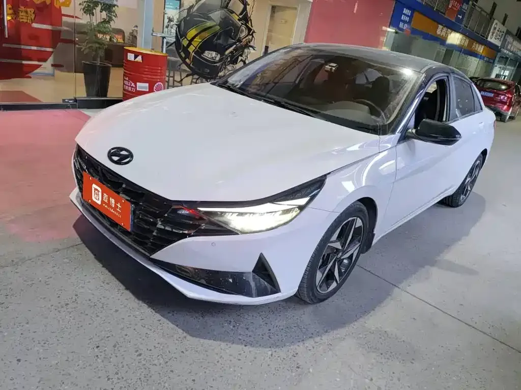 Hyundai Elantra — фото 1