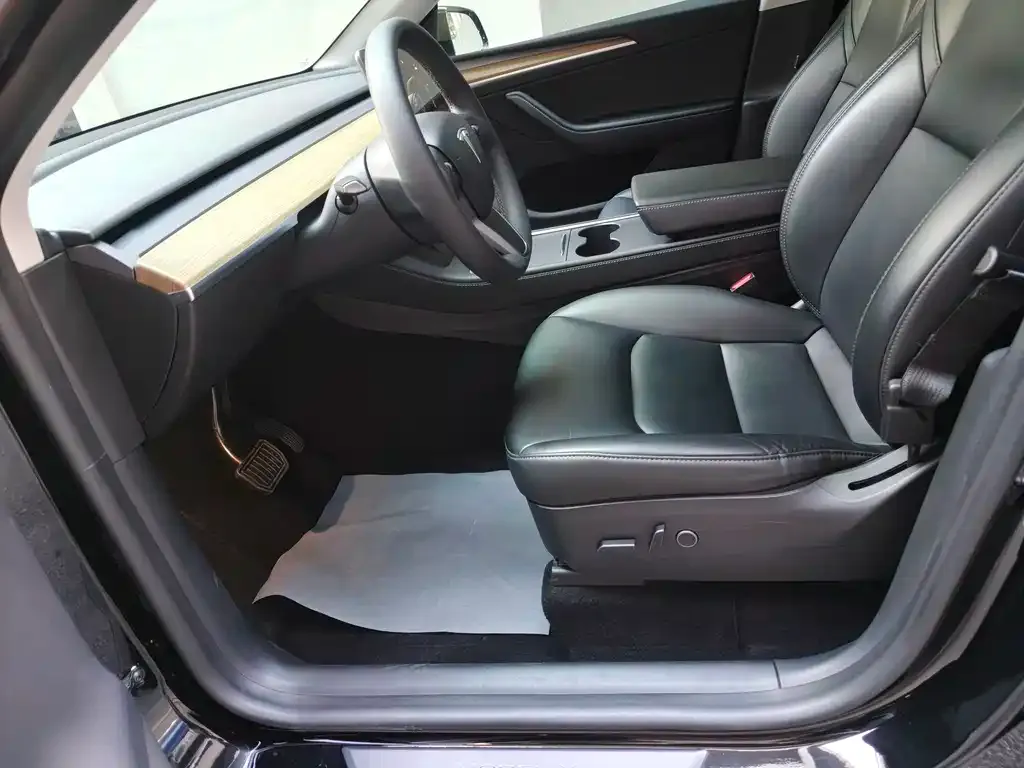 Tesla Model Y — фото 7