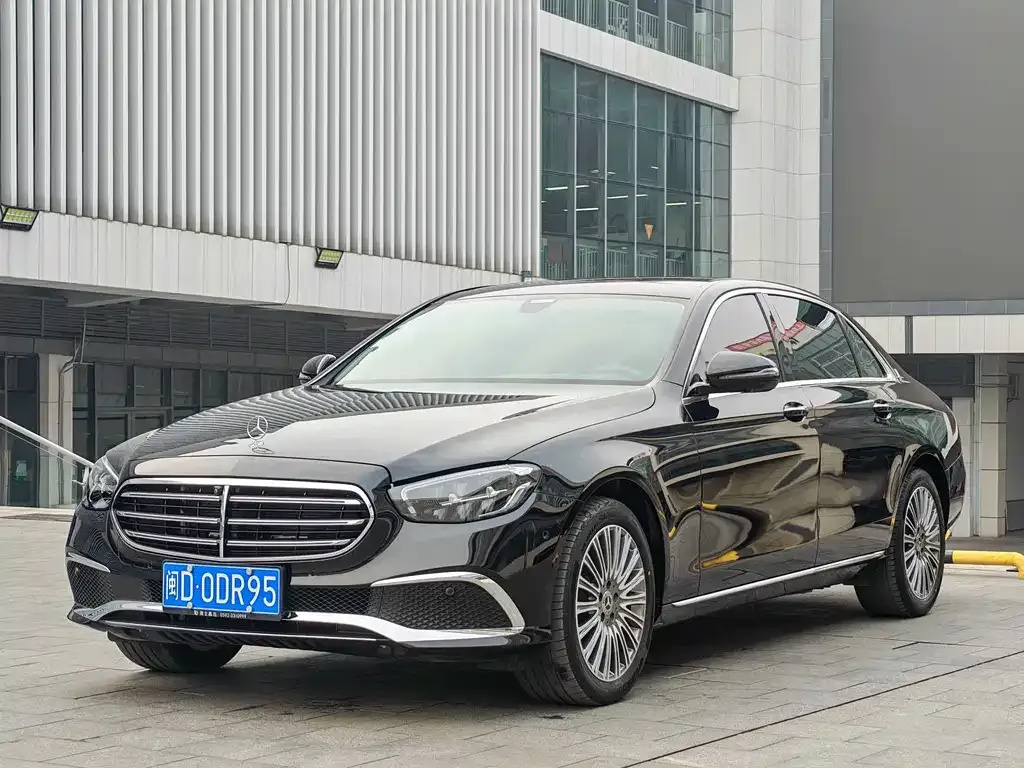 Mercedes-Benz E-Class — фото 1