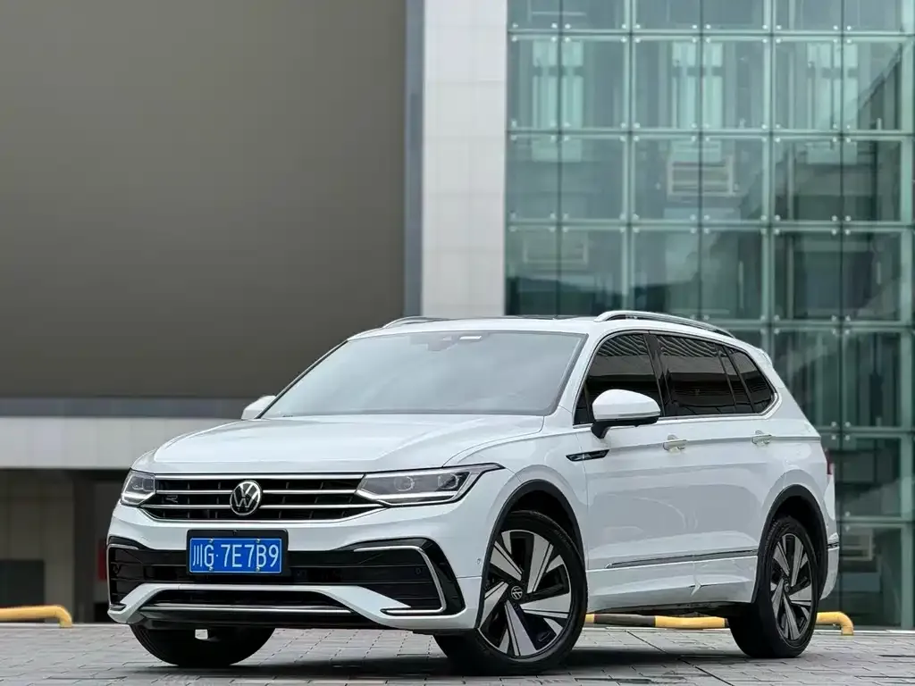 Volkswagen Tiguan L — фото 1