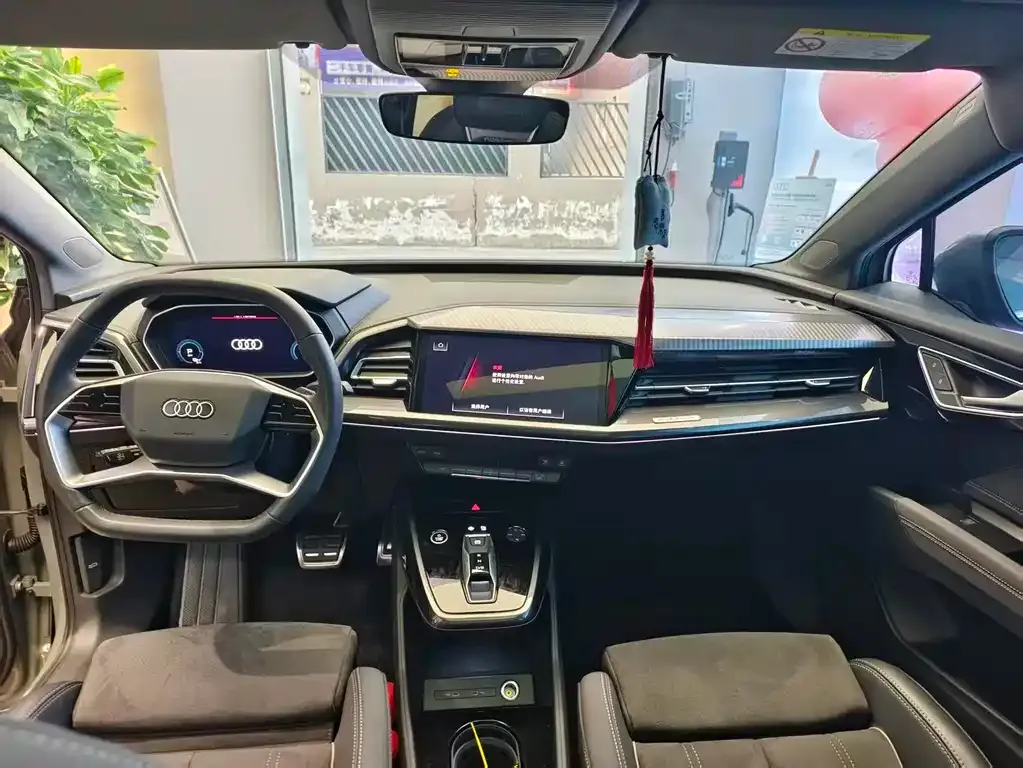 Audi Q4 e-tron — фото 10