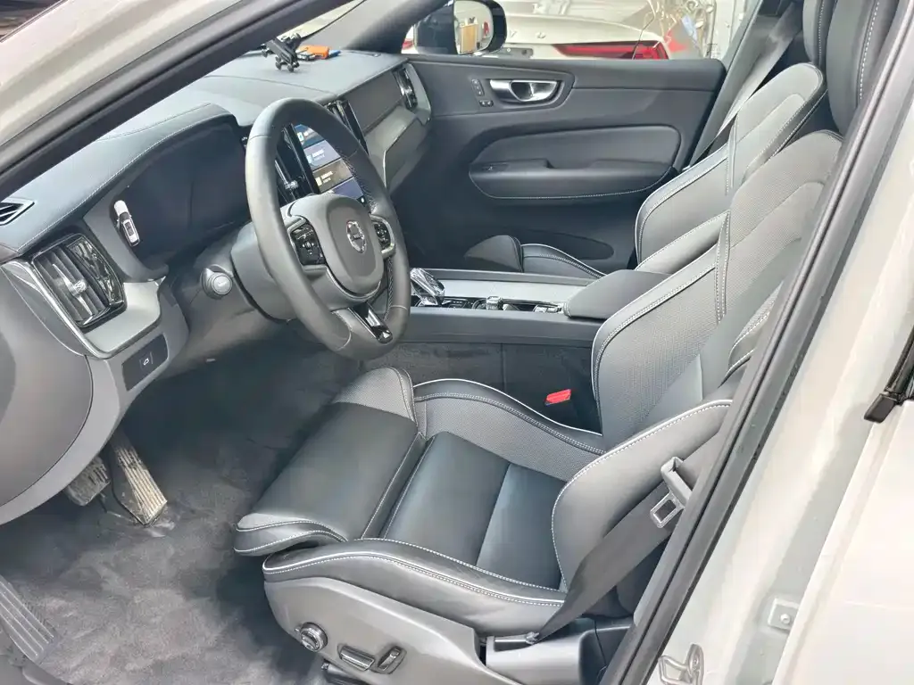 Volvo XC60 2024 из CN, фото 7