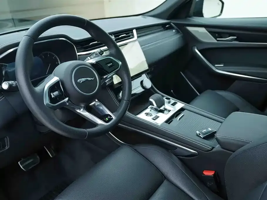 Jaguar F-PACE — фото 10