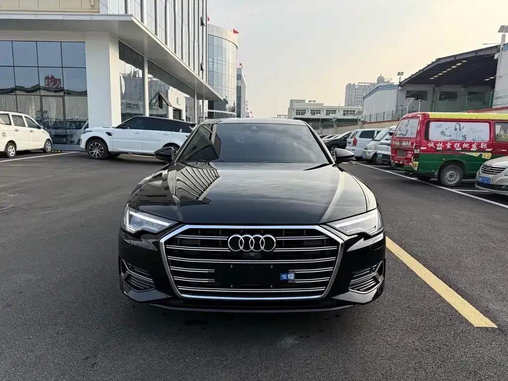 Audi A6L — фото 1