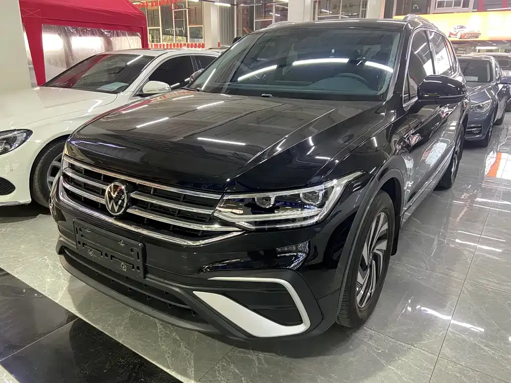 Volkswagen Tiguan L — фото 1