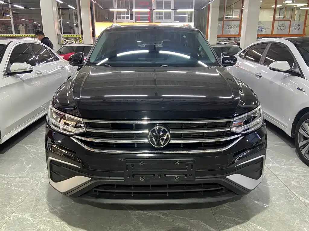 Volkswagen Tiguan L — фото 2