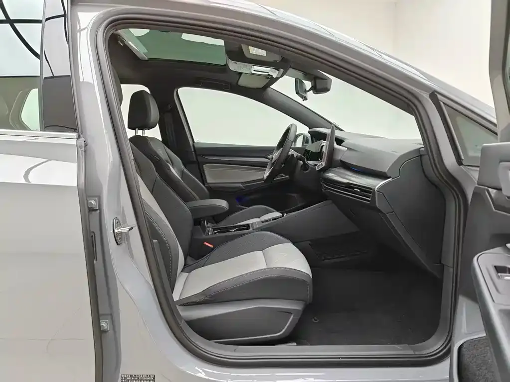 Volkswagen Golf 2025 из CN, фото 10