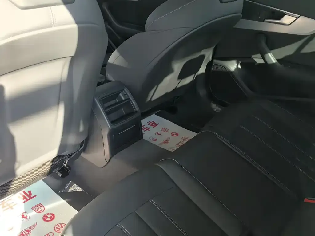 Audi A4L 2023 из CN, фото 8