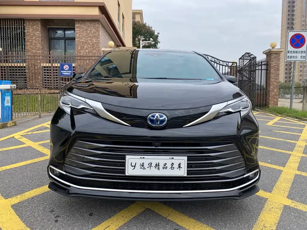 Toyota Sienna 2022 из CN, фото 2