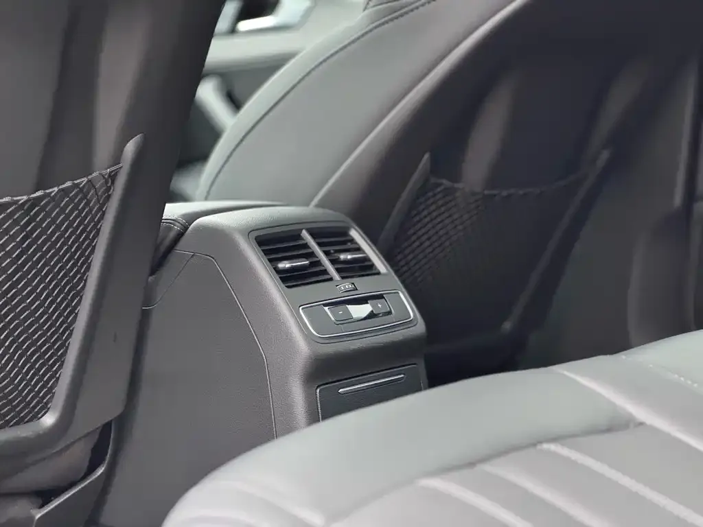 Audi A4L 2023 из CN, фото 10