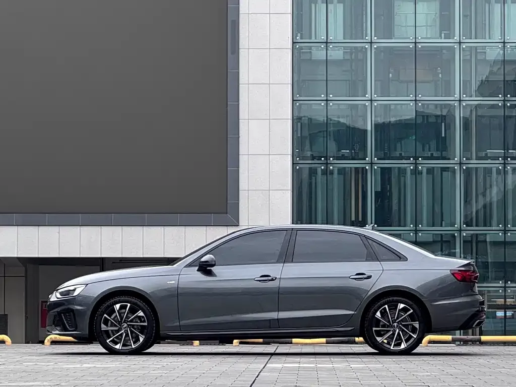 Audi A4L 2023 из CN, фото 2
