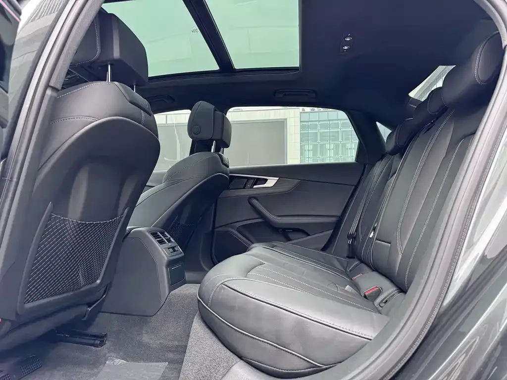 Audi A4L 2023 из CN, фото 7