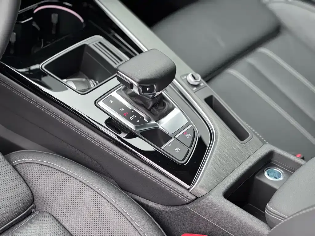 Audi A4L 2023 из CN, фото 9