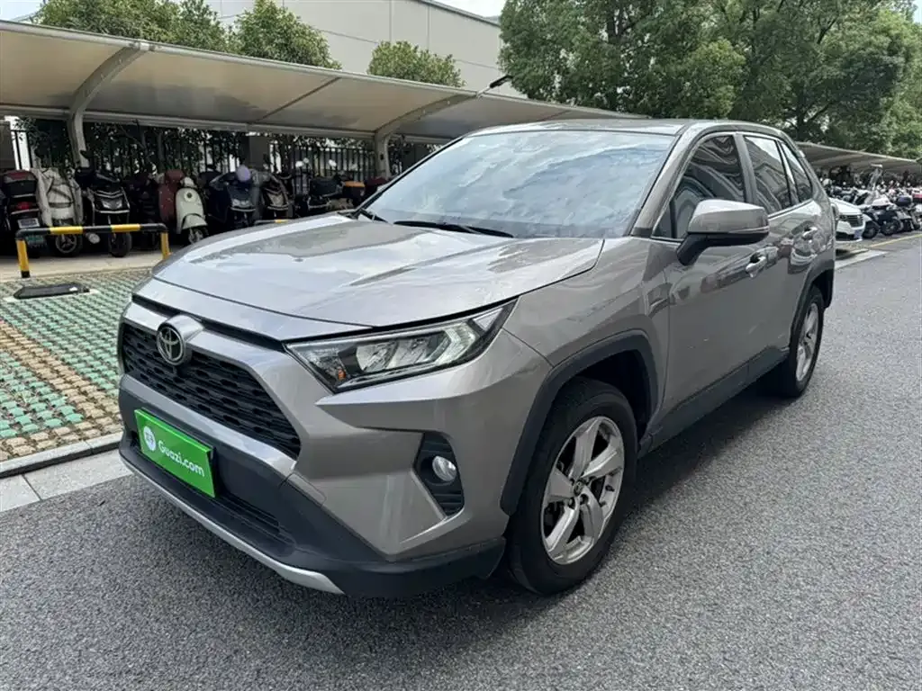 Toyota RAV4 — фото 1