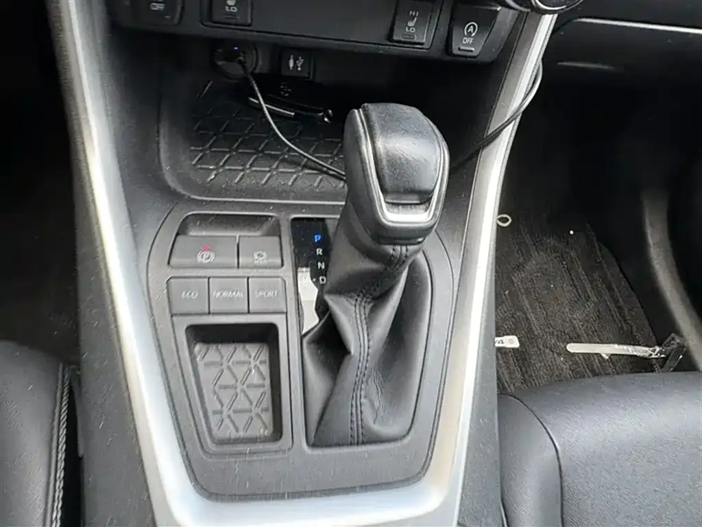Toyota RAV4 — фото 10