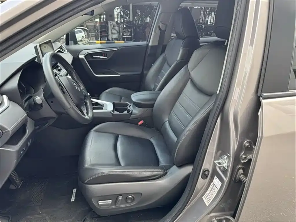 Toyota RAV4 — фото 6