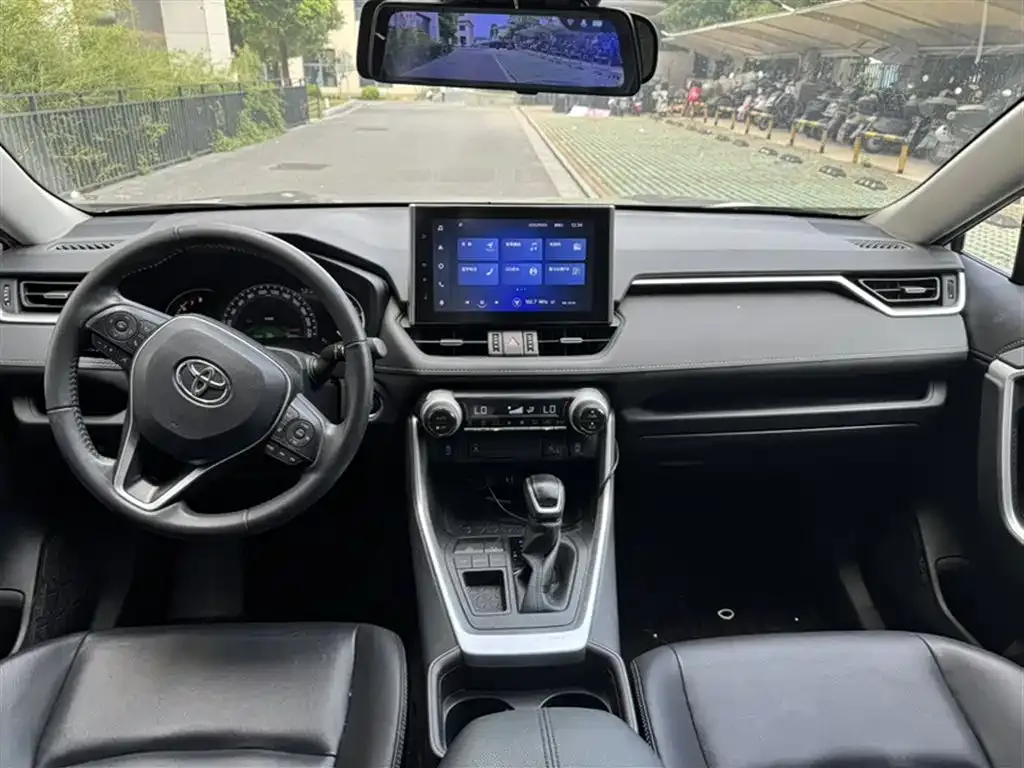 Toyota RAV4 — фото 8