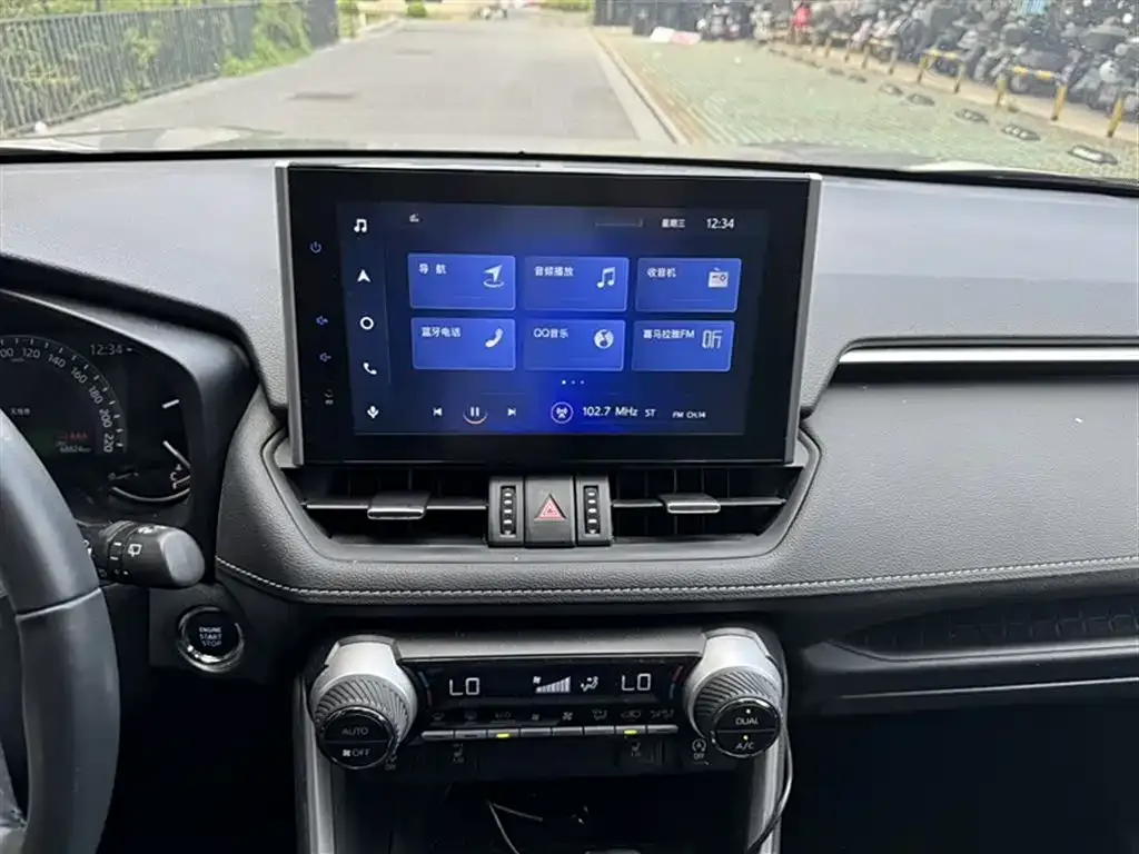 Toyota RAV4 — фото 9
