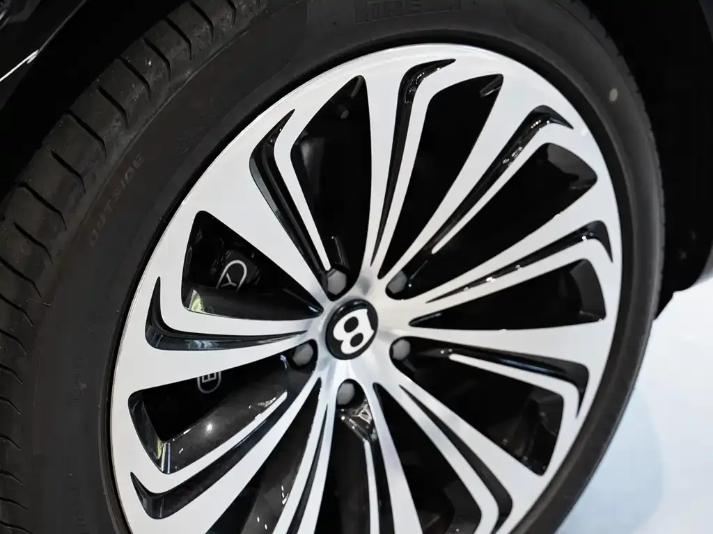 Bentley Bentayga 2025 из CN, фото 7