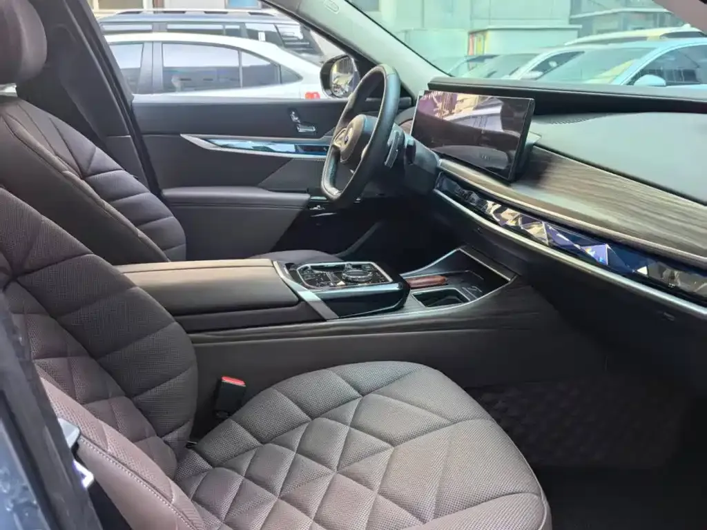 BMW 7 Series 2025 из CN, фото 10