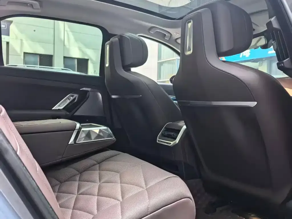 BMW 7 Series 2025 из CN, фото 9