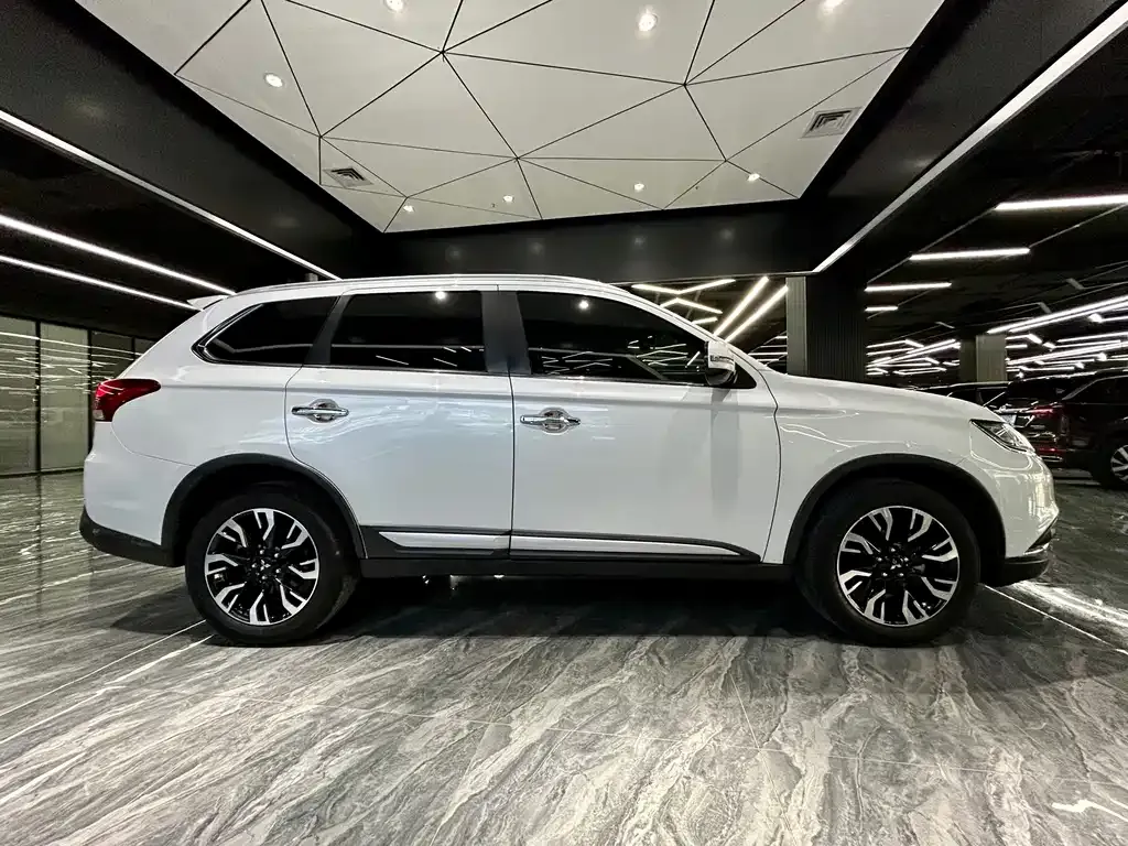 Mitsubishi Outlander 2021 из CN, фото 4
